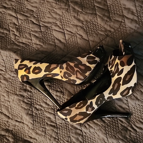 Jessica Simpson peeptoe Leopard platform heels - Picture 2 of 13